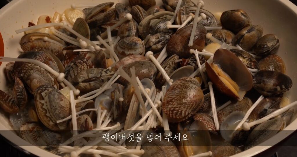 간단한 바지락술찜 만들기 | 해감부터 완벽한 술안주 레시피 19 17 41