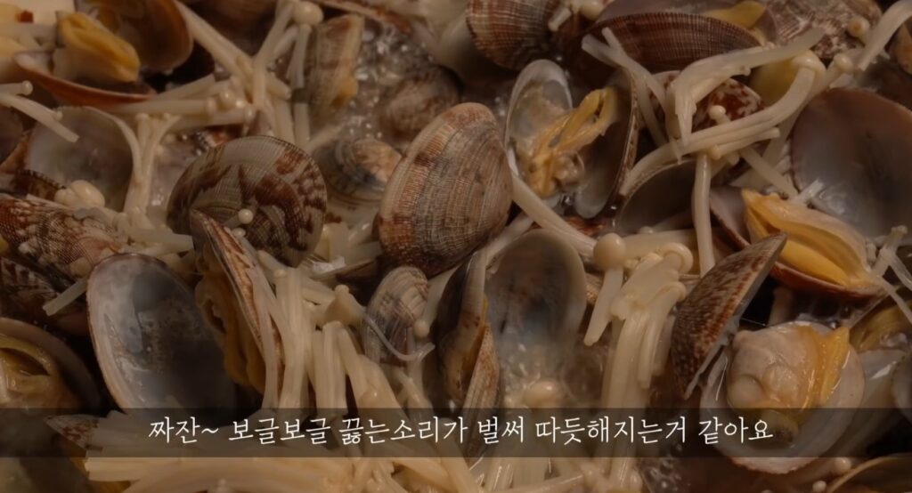 간단한 바지락술찜 만들기 | 해감부터 완벽한 술안주 레시피 21 19 37