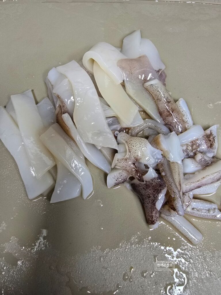 류수영 오징어볶음 레시피, 초간단 요리 오징어덮밥 만들기 | 한끼공작소 8 44 | 한끼공작소