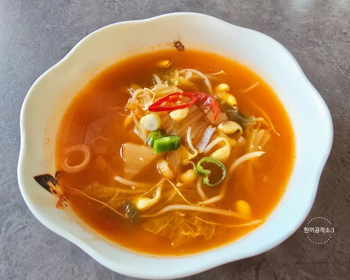 김치콩나물국 레시피 시원칼칼한 해장국 콩나물김치국 끓이는법 (세상 간단!)
