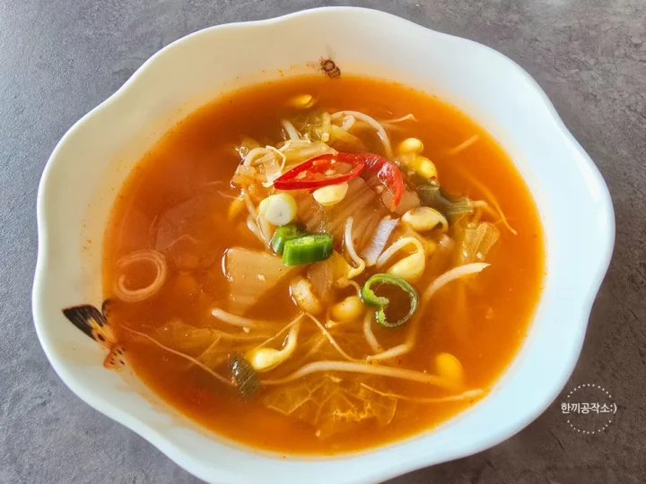 김치콩나물국 레시피 시원칼칼한 해장국 콩나물김치국 끓이는법 (세상 간단!)