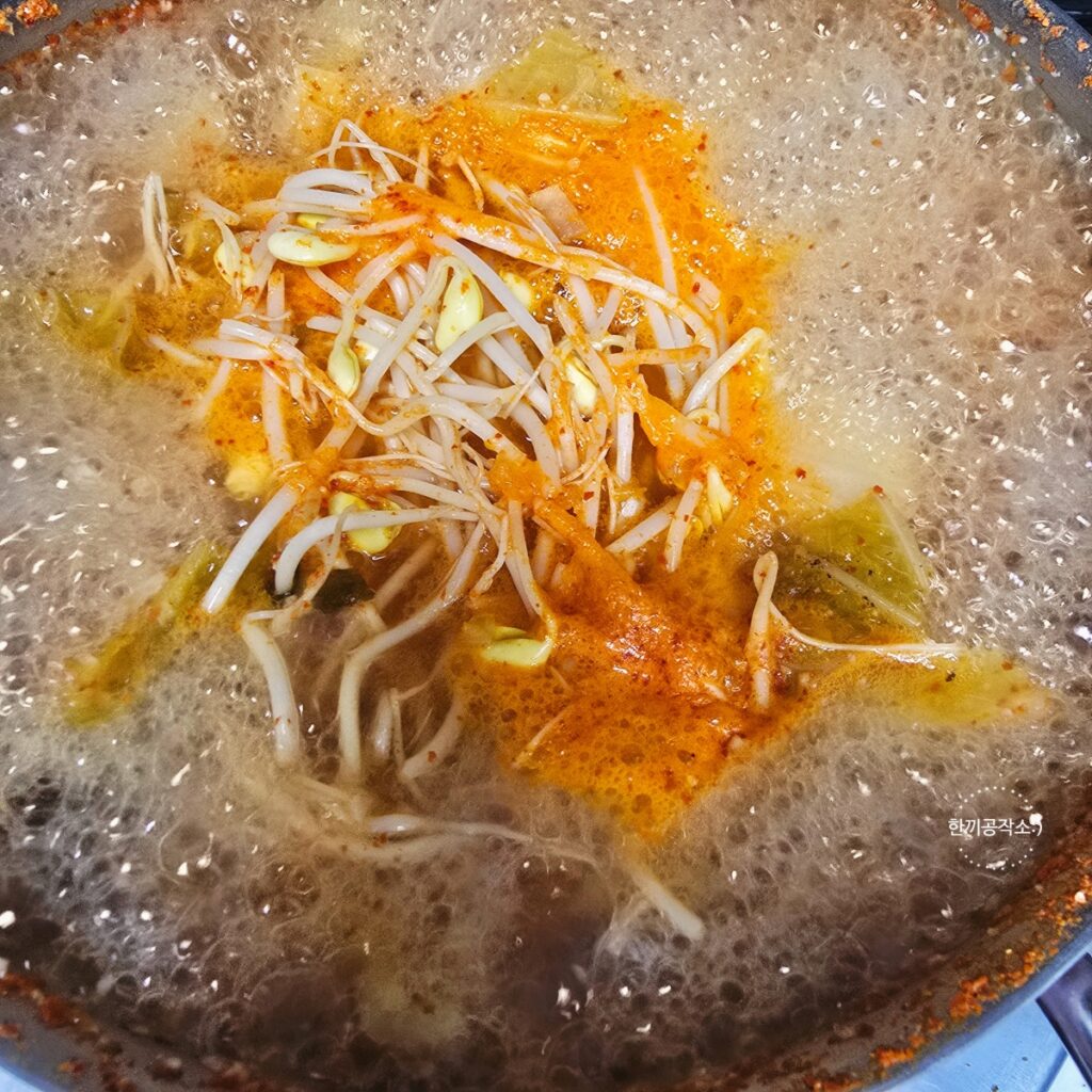 김치콩나물국 레시피 시원칼칼한 해장국 콩나물김치국 끓이는법 (세상 간단!) | 한끼공작소 10 5 | 한끼공작소