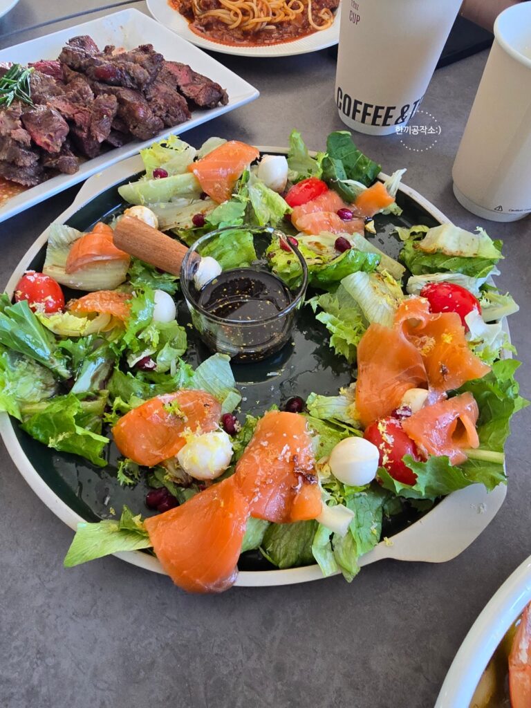 연말 크리스마스 홈파티 4코스 메뉴 동선: 스파게티·리스샐러드·스테이크·감바스 | 한끼공작소 10 9 | 한끼공작소