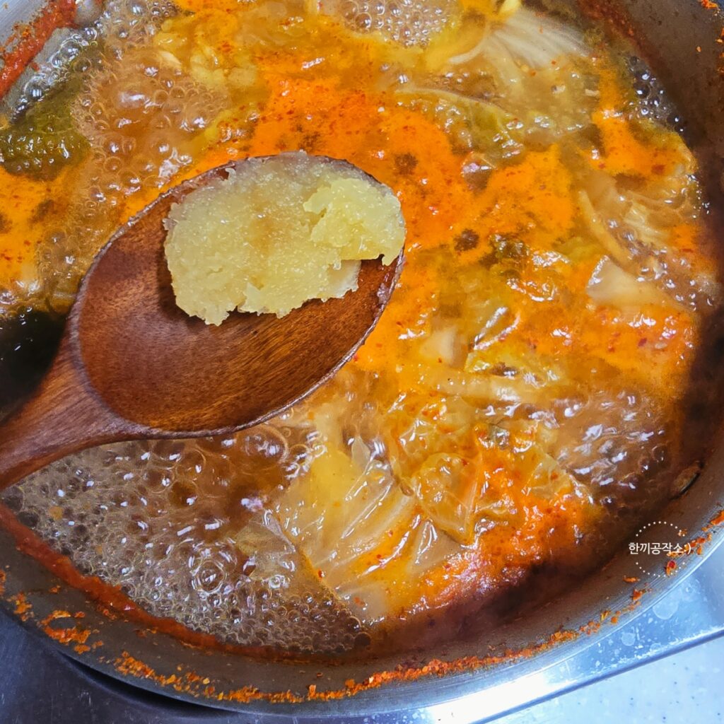 김치콩나물국 레시피 시원칼칼한 해장국 콩나물김치국 끓이는법 (세상 간단!) | 한끼공작소 11 4 | 한끼공작소