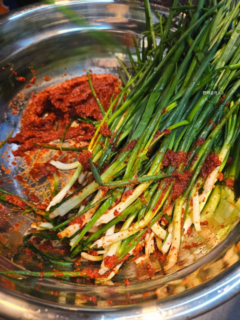 파김치 담그는법, 풀 쑤기 없이 10분! 쪽파김치 맛있게 담그는법 (feat. 꽃게액젓) | 한끼공작소 12 10 | 한끼공작소