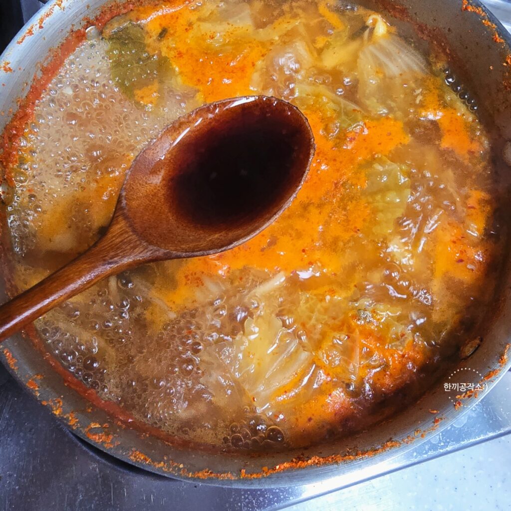 김치콩나물국 레시피 시원칼칼한 해장국 콩나물김치국 끓이는법 (세상 간단!) | 한끼공작소 12 5 | 한끼공작소