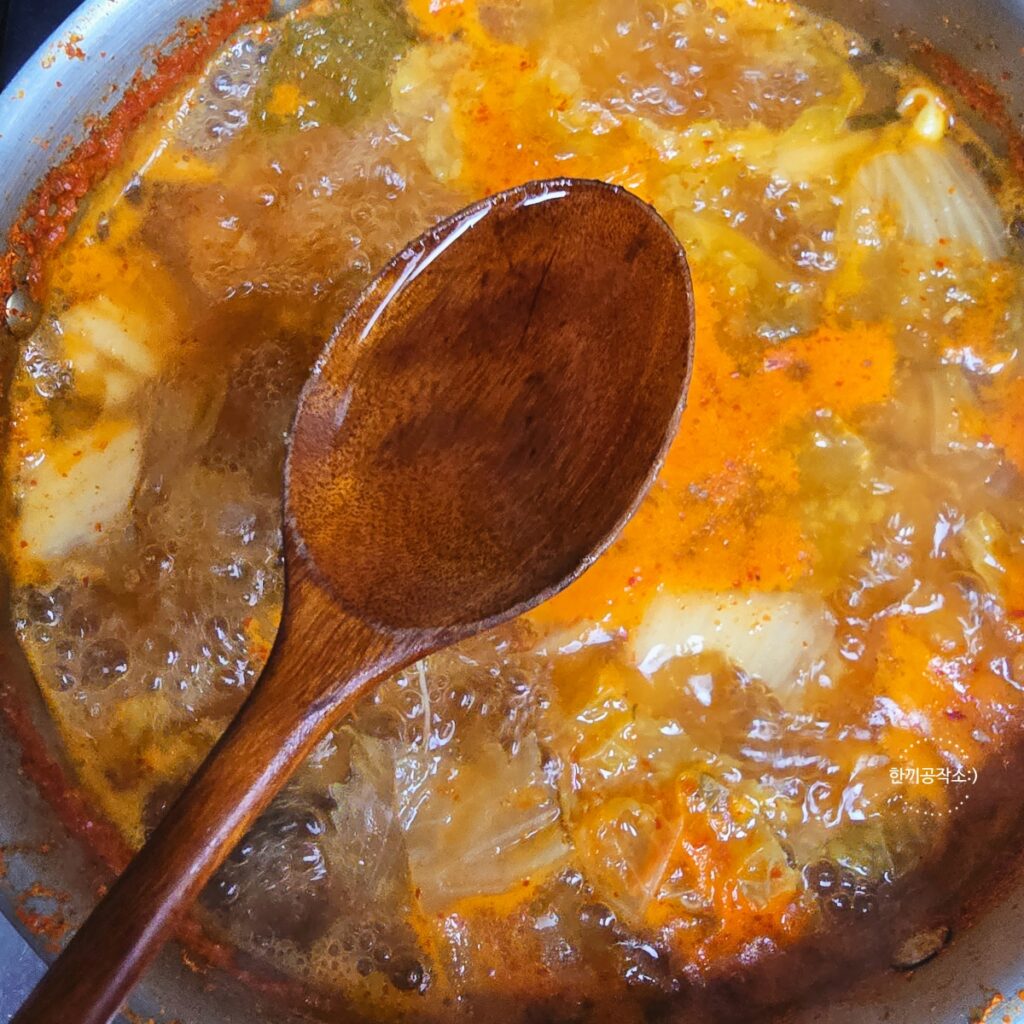 김치콩나물국 레시피 시원칼칼한 해장국 콩나물김치국 끓이는법 (세상 간단!) | 한끼공작소 13 4 | 한끼공작소