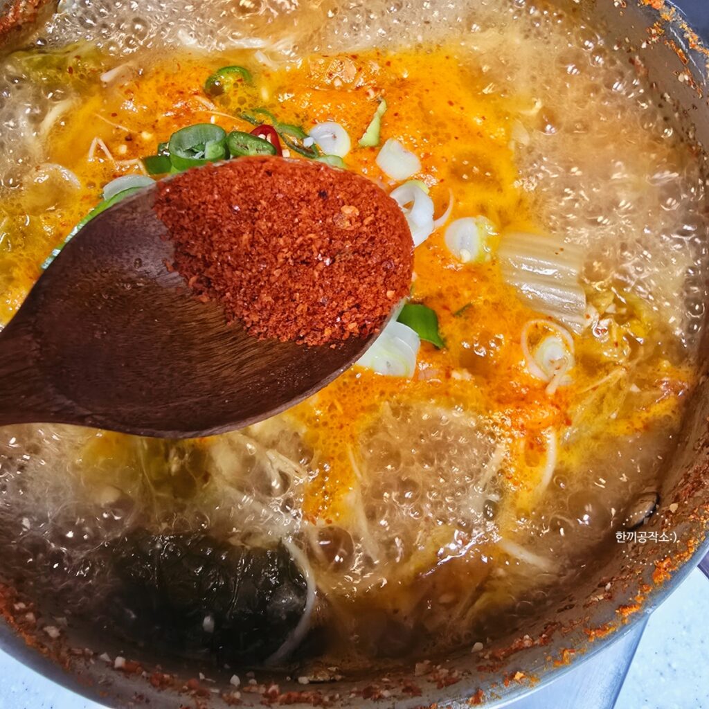 김치콩나물국 레시피 시원칼칼한 해장국 콩나물김치국 끓이는법 (세상 간단!) | 한끼공작소 14 4 | 한끼공작소