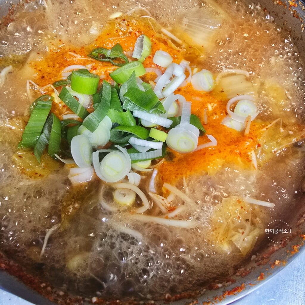 김치콩나물국 레시피 시원칼칼한 해장국 콩나물김치국 끓이는법 (세상 간단!) | 한끼공작소 15 4 | 한끼공작소