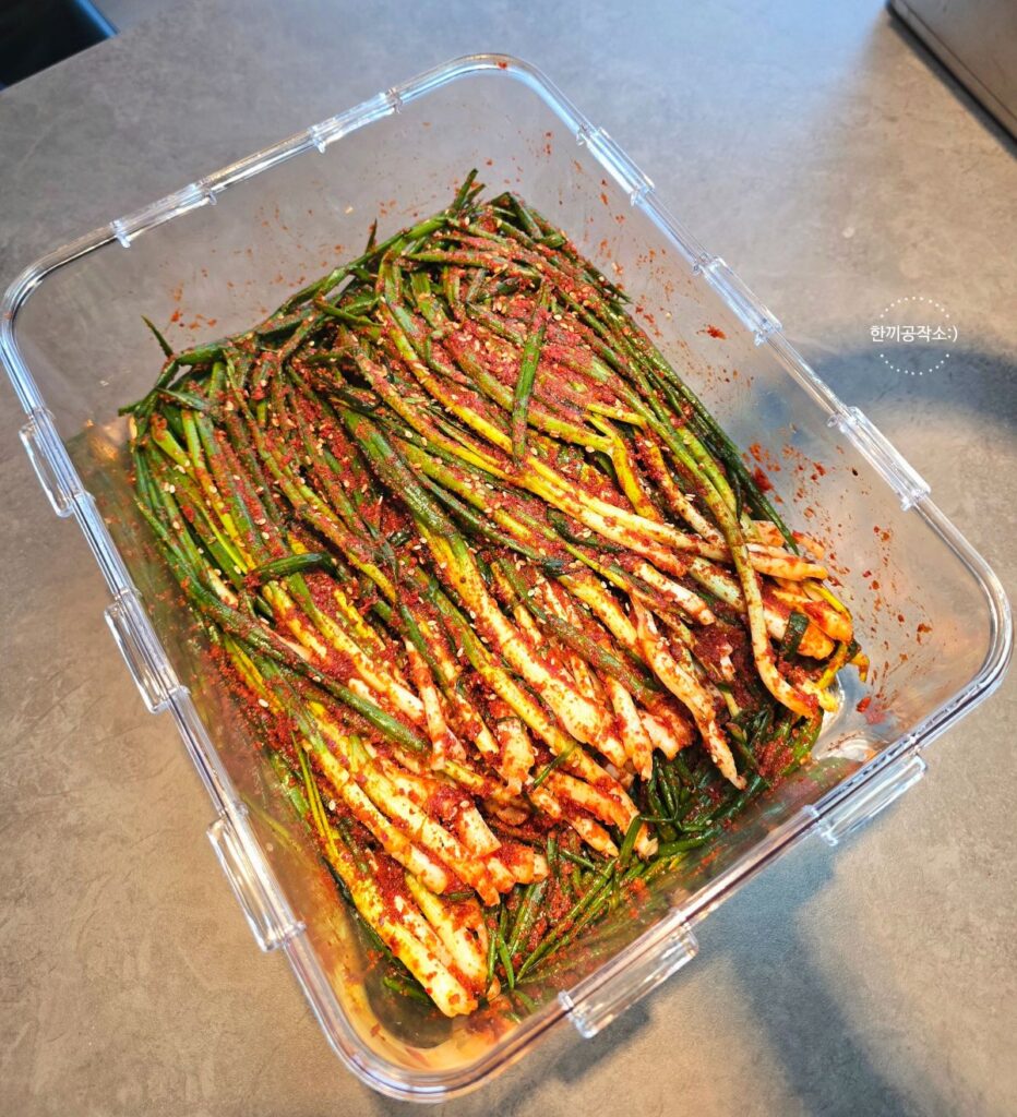 파김치 담그는법, 풀 쑤기 없이 10분! 쪽파김치 맛있게 담그는법 (feat. 꽃게액젓) | 한끼공작소 15 8 | 한끼공작소