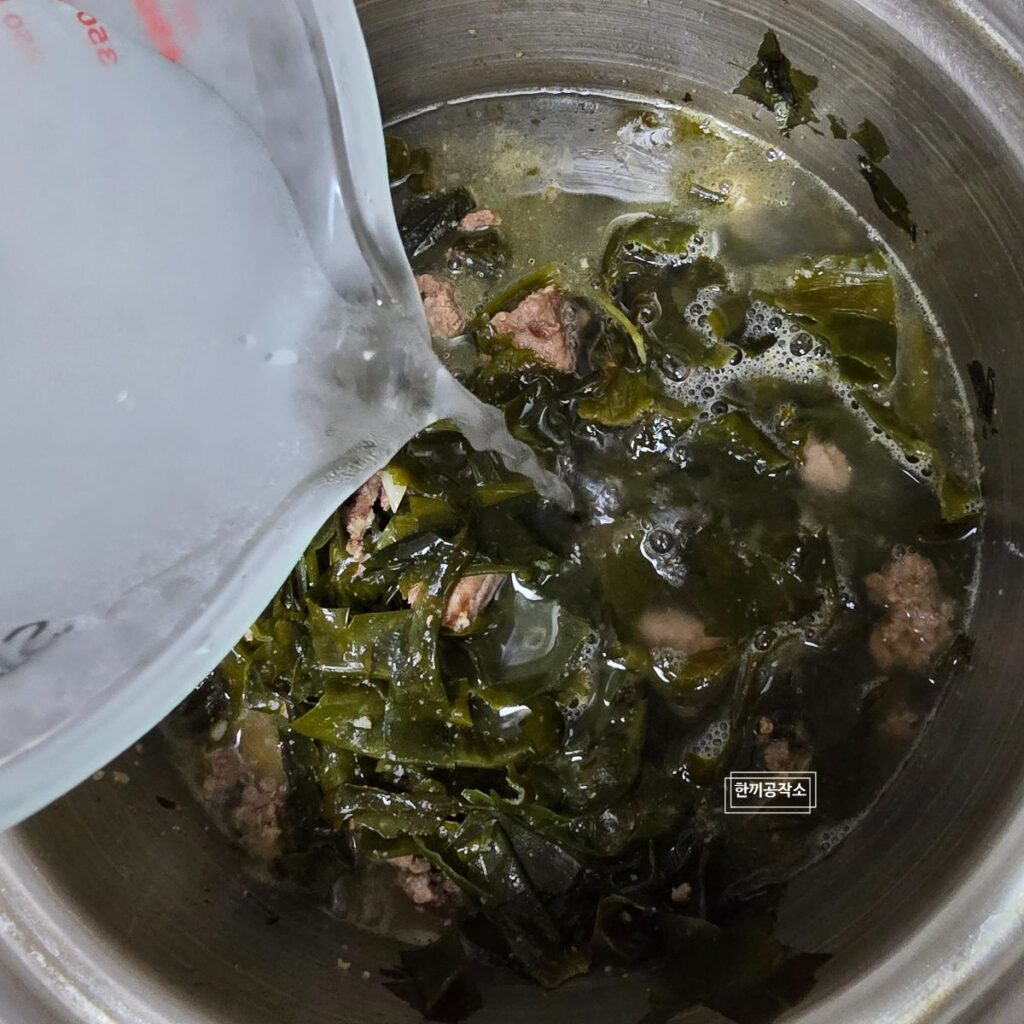 소고기 미역국 레시피 미역국 끓이는법 진한 국물 황금레시피 | 한끼공작소 16 | 한끼공작소