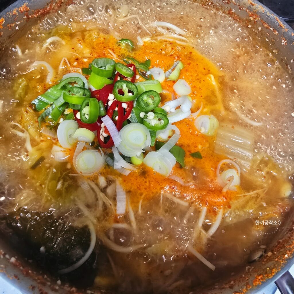 김치콩나물국 레시피 시원칼칼한 해장국 콩나물김치국 끓이는법 (세상 간단!) | 한끼공작소 16 5 | 한끼공작소