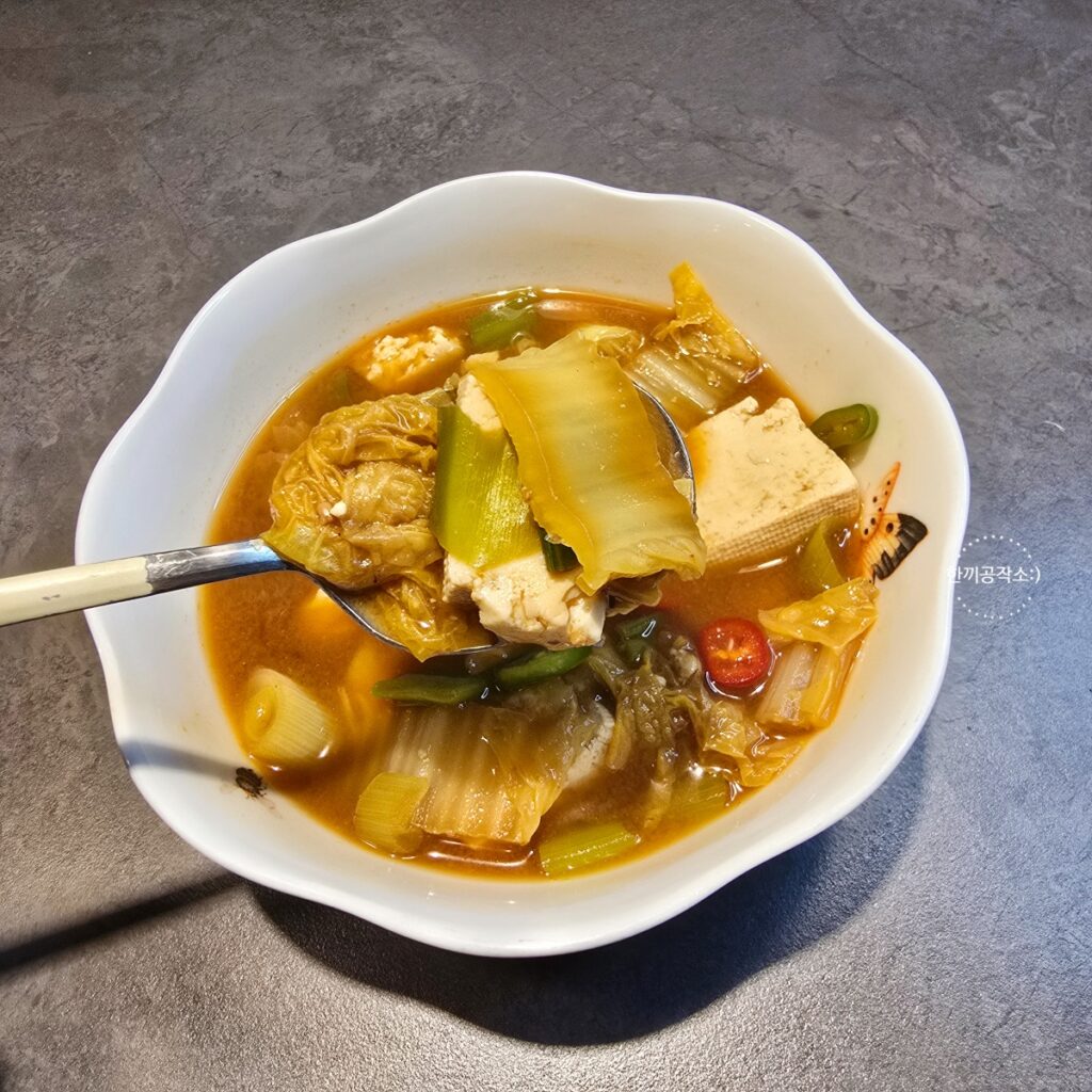 알배기 배추된장국 레시피, 육수없이 끓이는법 (10분 컷) | 한끼공작소 16 6 | 한끼공작소