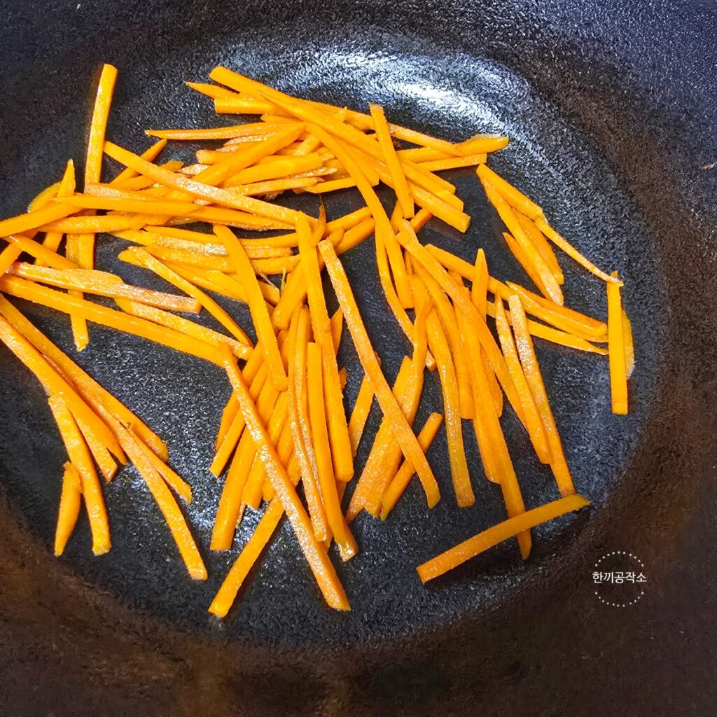 잡채 황금레시피, 절대 불지 않는 식당이모님비법(당면 삶기 시간) | 한끼공작소 16 7 | 한끼공작소