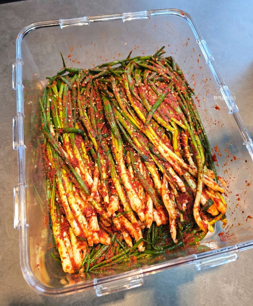 파김치 담그는법, 풀 쑤기 없이 10분! 쪽파김치 맛있게 담그는법 (feat. 꽃게액젓) | 한끼공작소 16 9 | 한끼공작소