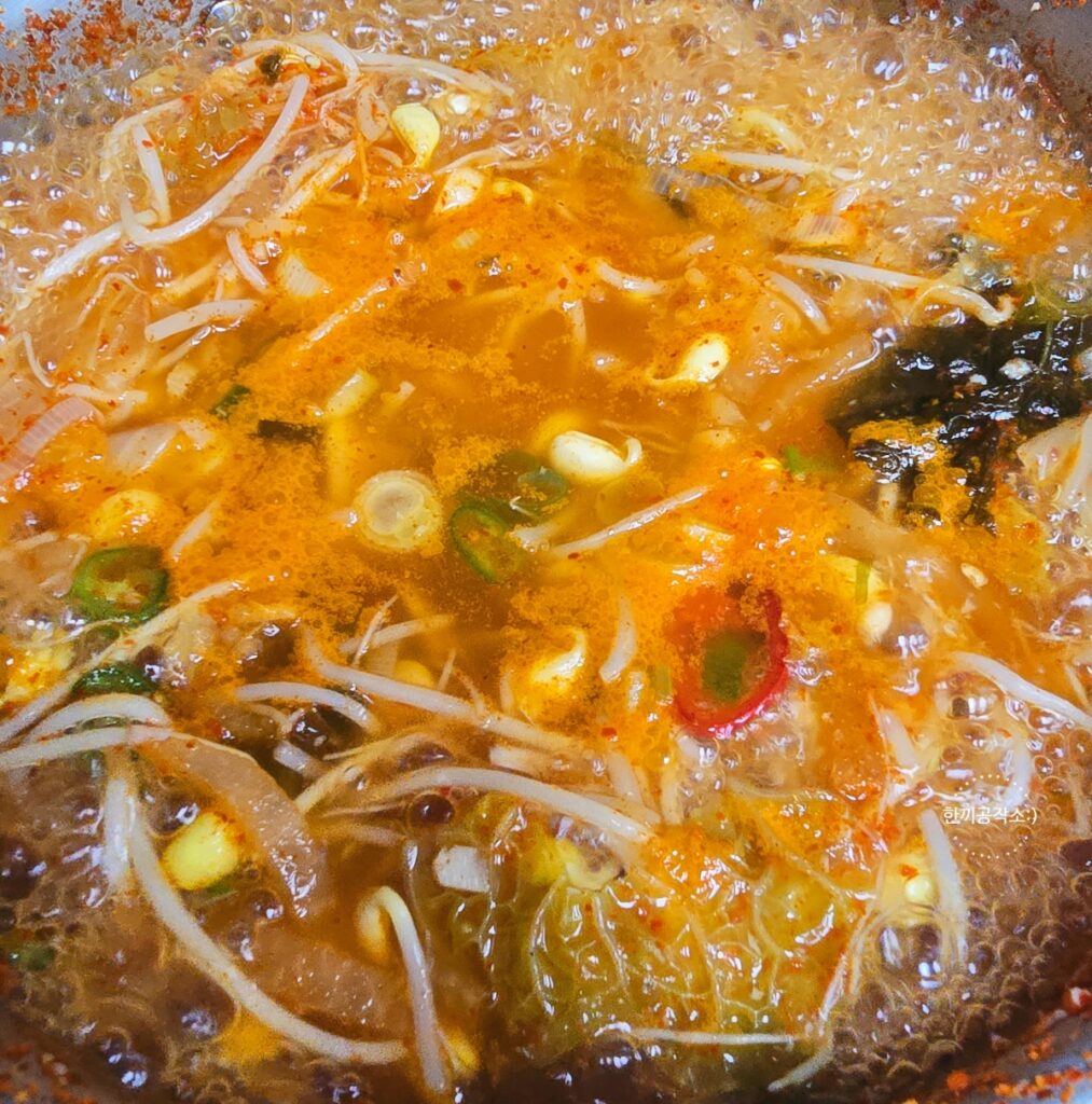 김치콩나물국 레시피 시원칼칼한 해장국 콩나물김치국 끓이는법 (세상 간단!) | 한끼공작소 17 4 | 한끼공작소