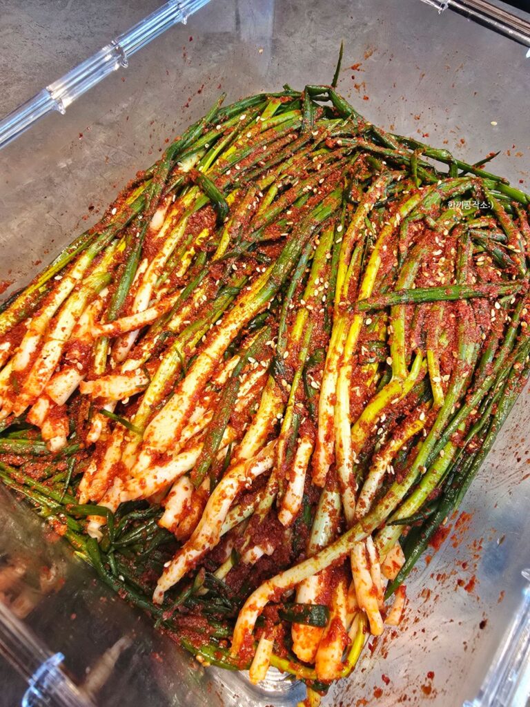 파김치 담그는법, 풀 쑤기 없이 10분! 쪽파김치 맛있게 담그는법 (feat. 꽃게액젓) | 한끼공작소 17 8 | 한끼공작소