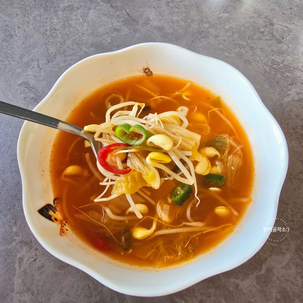 김치콩나물국 레시피 시원칼칼한 해장국 콩나물김치국 끓이는법 (세상 간단!) | 한끼공작소 18 4 | 한끼공작소