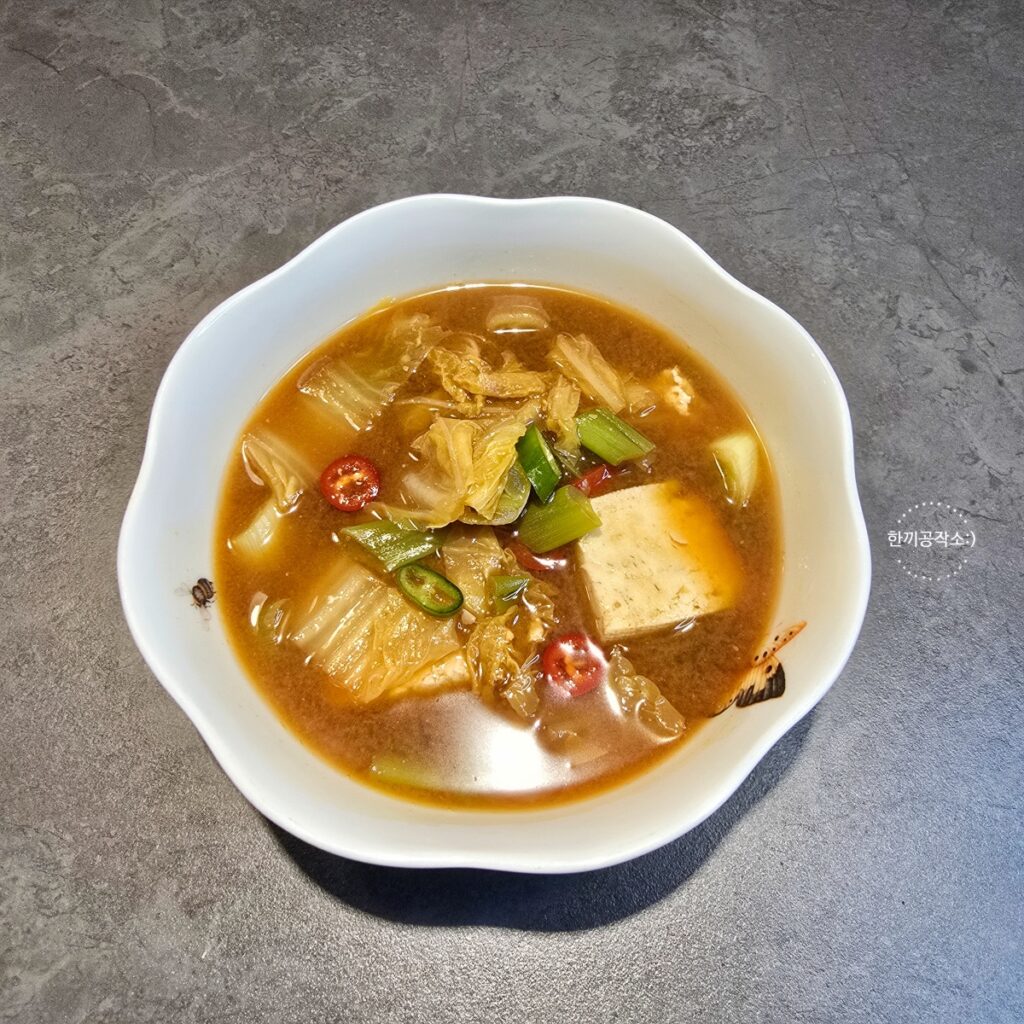 알배기 배추된장국 레시피, 육수없이 끓이는법 (10분 컷) | 한끼공작소 18 5 | 한끼공작소