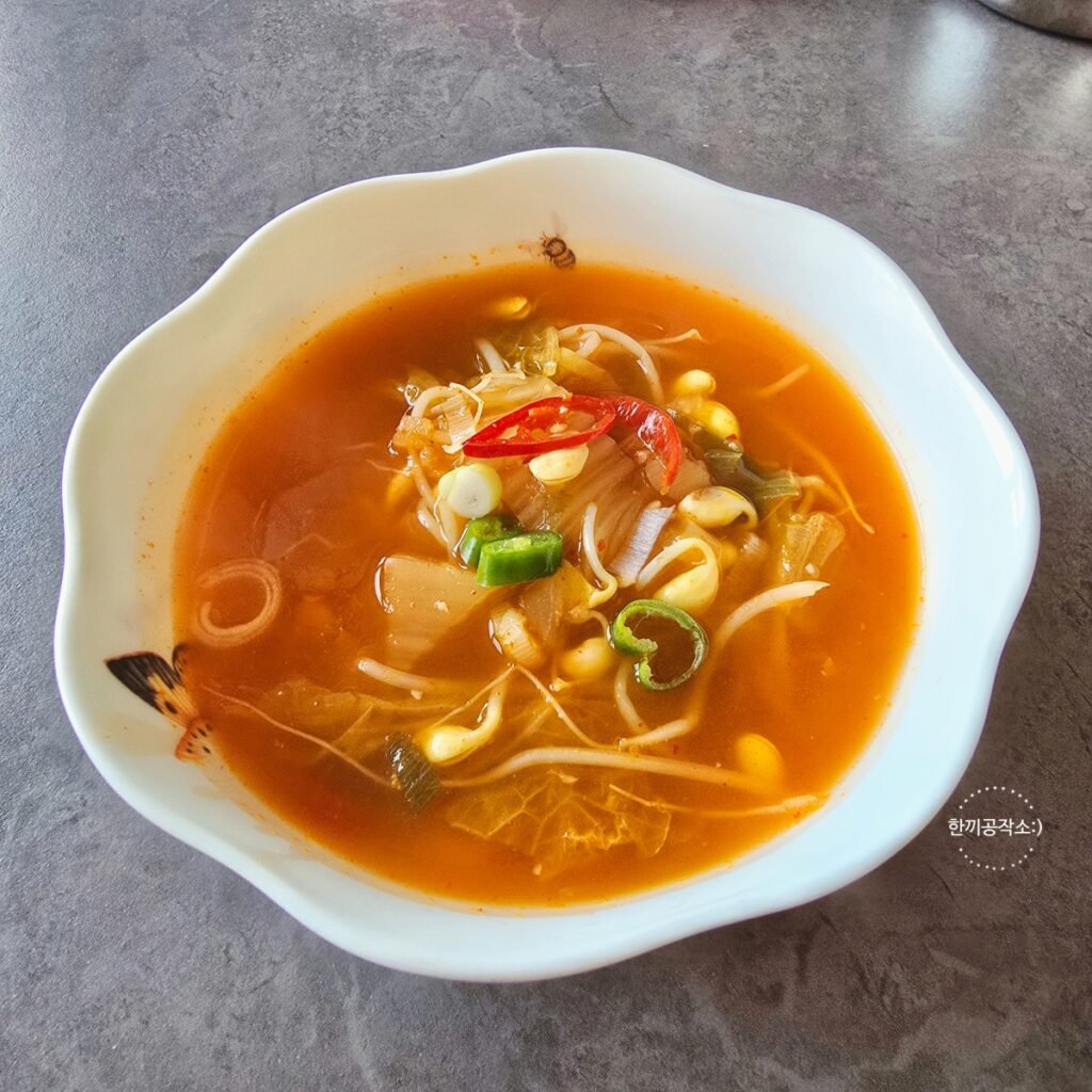 김치콩나물국 레시피 시원칼칼한 해장국 콩나물김치국 끓이는법 (세상 간단!) | 한끼공작소 19 4 | 한끼공작소