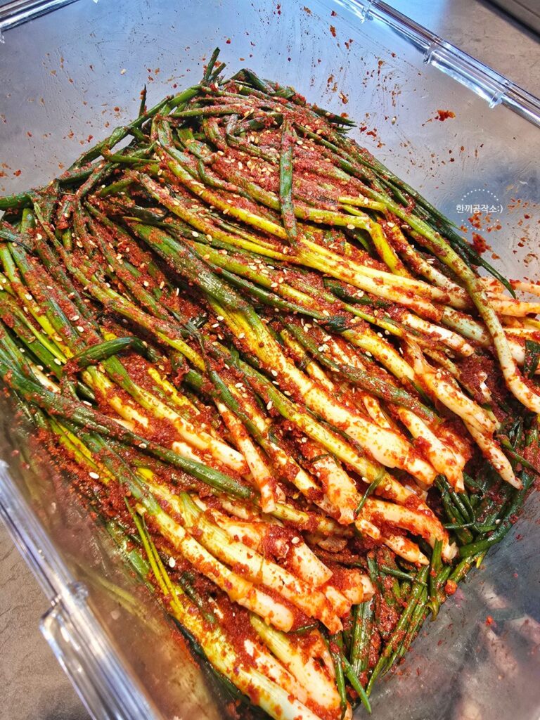 파김치 담그는법, 풀 쑤기 없이 10분! 쪽파김치 맛있게 담그는법 (feat. 꽃게액젓) | 한끼공작소 2 14 | 한끼공작소