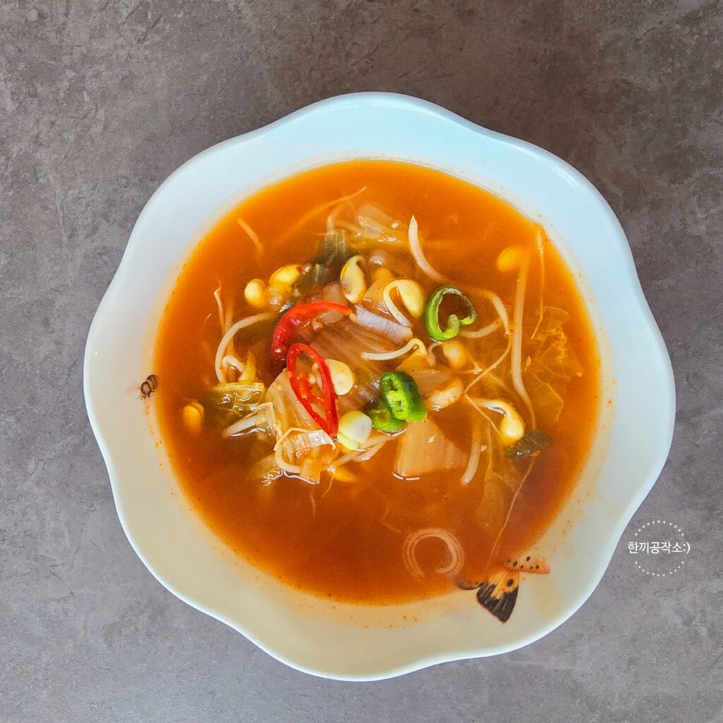 김치콩나물국 레시피 시원칼칼한 해장국 콩나물김치국 끓이는법 (세상 간단!) | 한끼공작소 2 5 | 한끼공작소