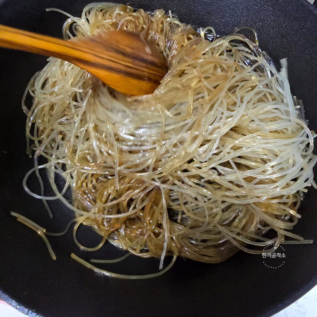 잡채 황금레시피, 절대 불지 않는 식당이모님비법(당면 삶기 시간) | 한끼공작소 23 2 | 한끼공작소