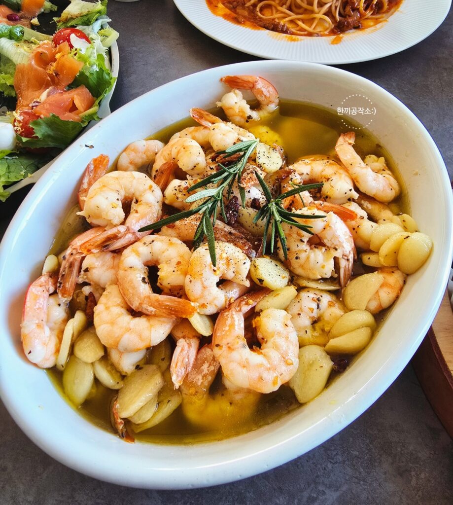 연말 크리스마스 홈파티 4코스 메뉴 동선: 스파게티·리스샐러드·스테이크·감바스 | 한끼공작소 24 1 | 한끼공작소