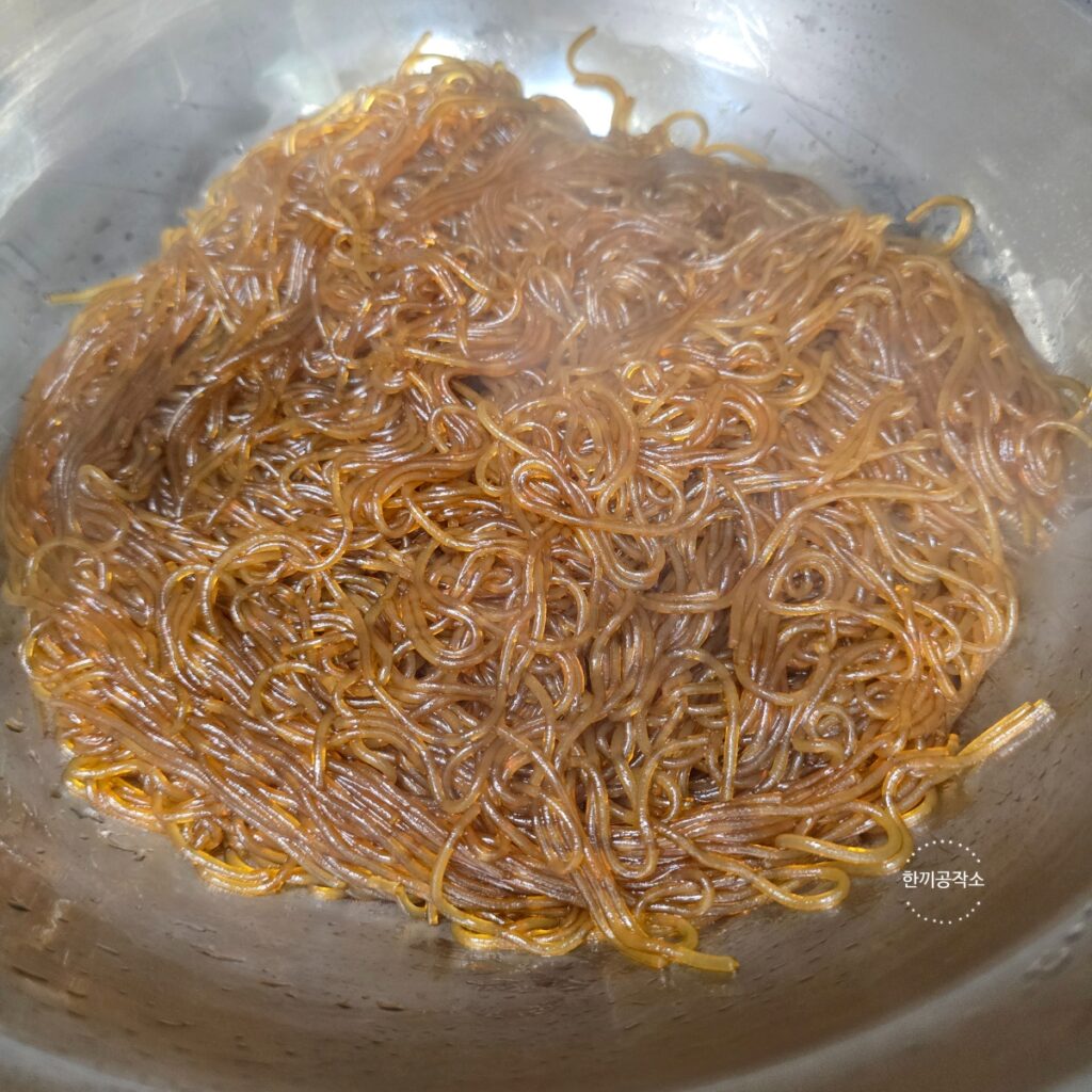 잡채 황금레시피, 절대 불지 않는 식당이모님비법(당면 삶기 시간) | 한끼공작소 25 | 한끼공작소