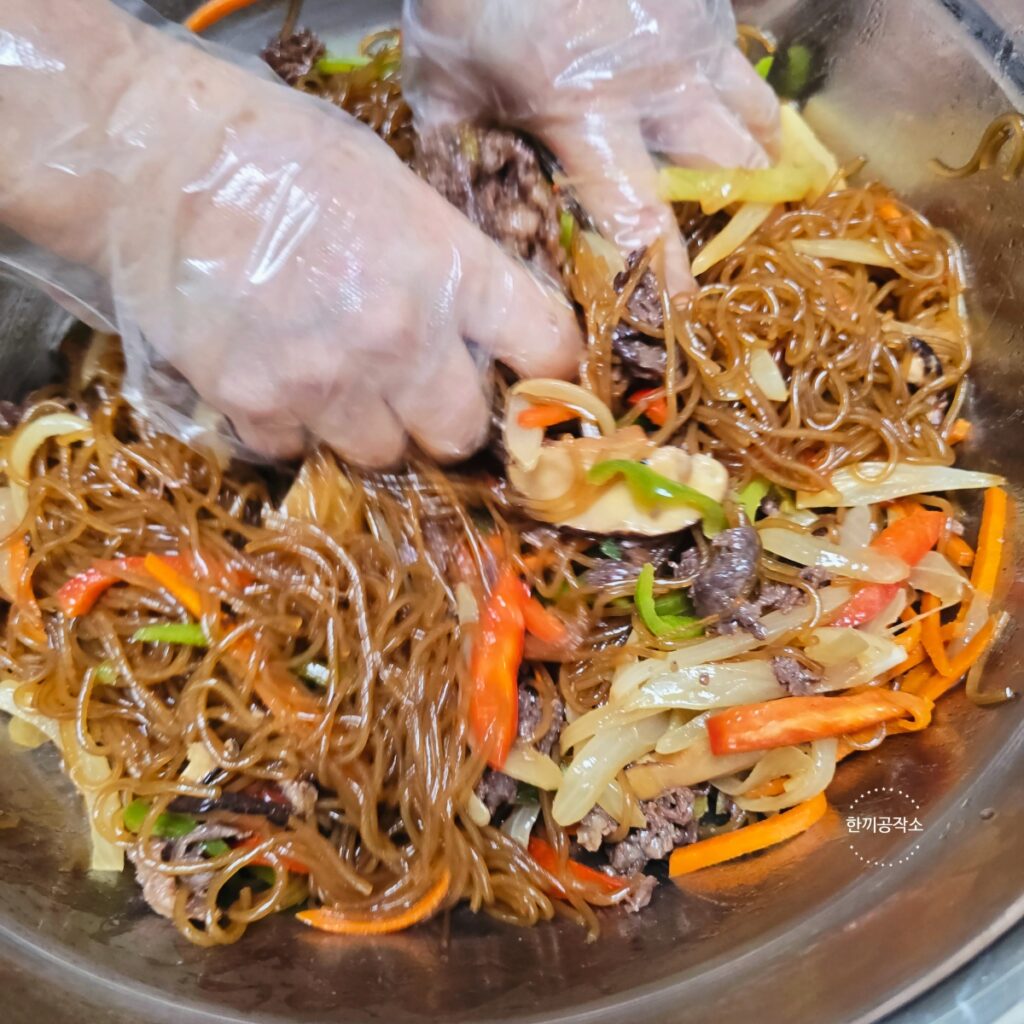 잡채 황금레시피, 절대 불지 않는 식당이모님비법(당면 삶기 시간) | 한끼공작소 27 | 한끼공작소