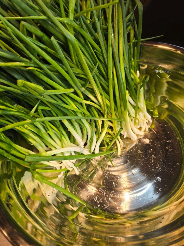 파김치 담그는법, 풀 쑤기 없이 10분! 쪽파김치 맛있게 담그는법 (feat. 꽃게액젓) | 한끼공작소 5 12 | 한끼공작소