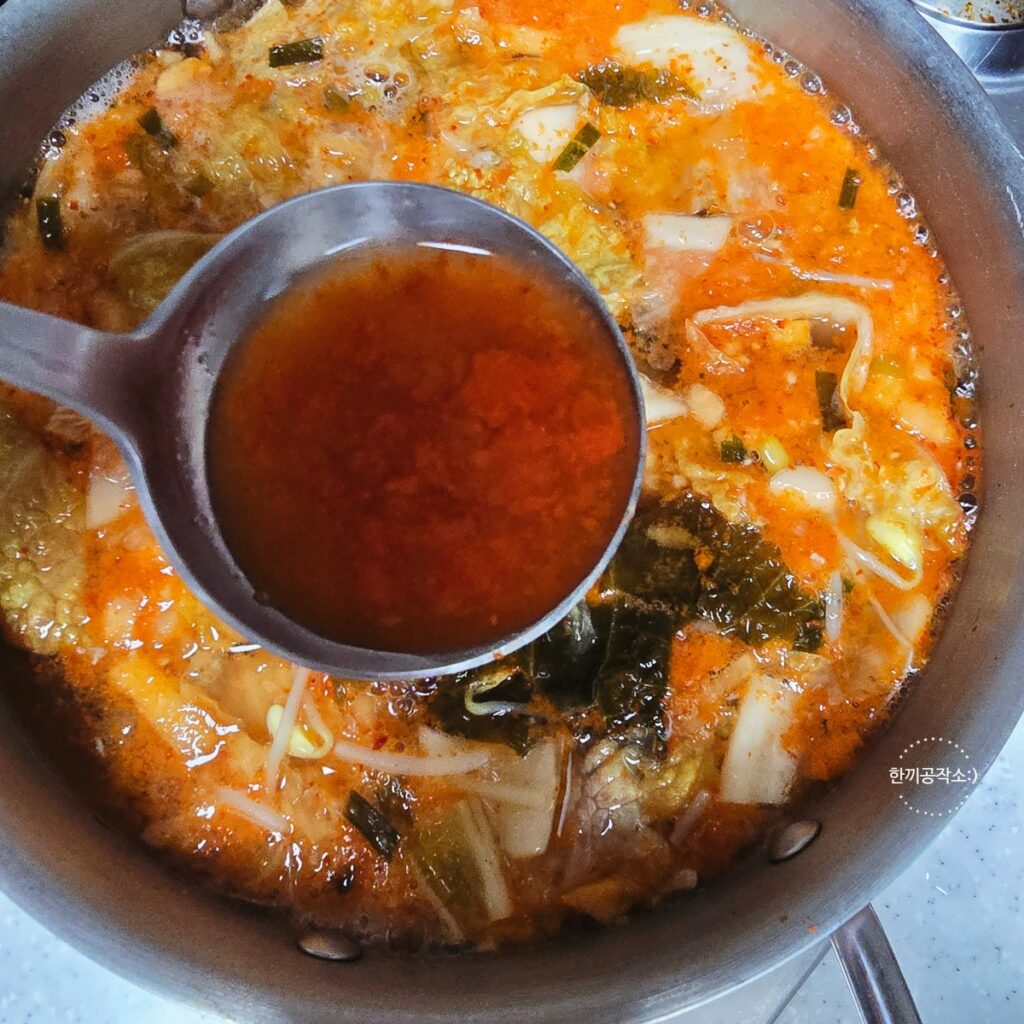 김치콩나물국 레시피 시원칼칼한 해장국 콩나물김치국 끓이는법 (세상 간단!) | 한끼공작소 9 4 | 한끼공작소