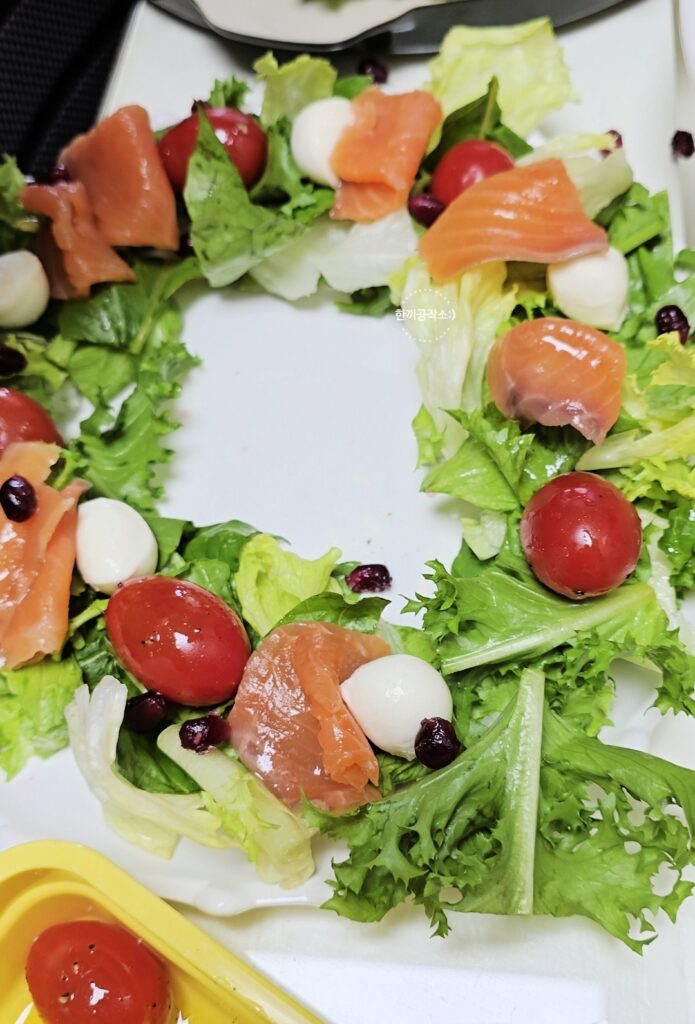 연말 크리스마스 홈파티 4코스 메뉴 동선: 스파게티·리스샐러드·스테이크·감바스 | 한끼공작소 9 8 | 한끼공작소