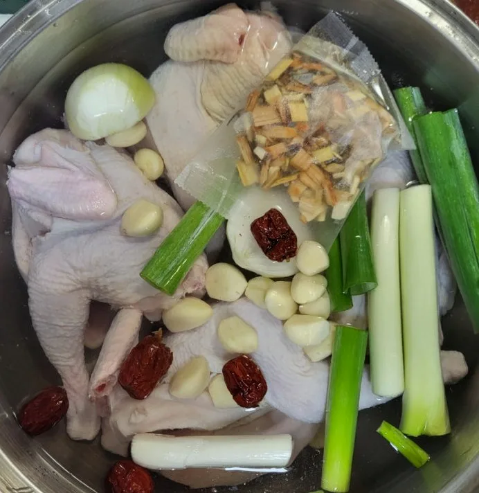 삼계탕 끓이는법, 생닭 흐르는 물에 씻으면 손해예요 (총 60분 공식)
