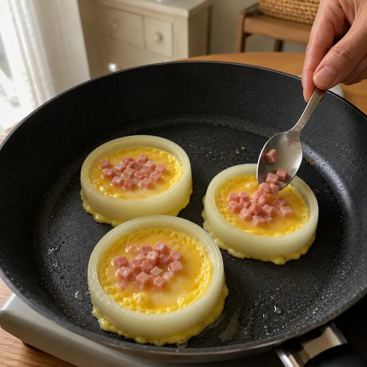 해외 SNS에서 난리 난 양파 요리 — 링 안에 계란 넣었더니 한 끼 완성