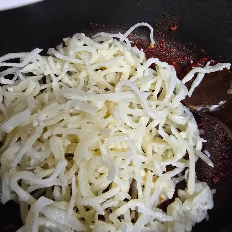 진미채볶음 레시피, 소주 2큰술의 비법 (부드러운 오징어채 볶음)