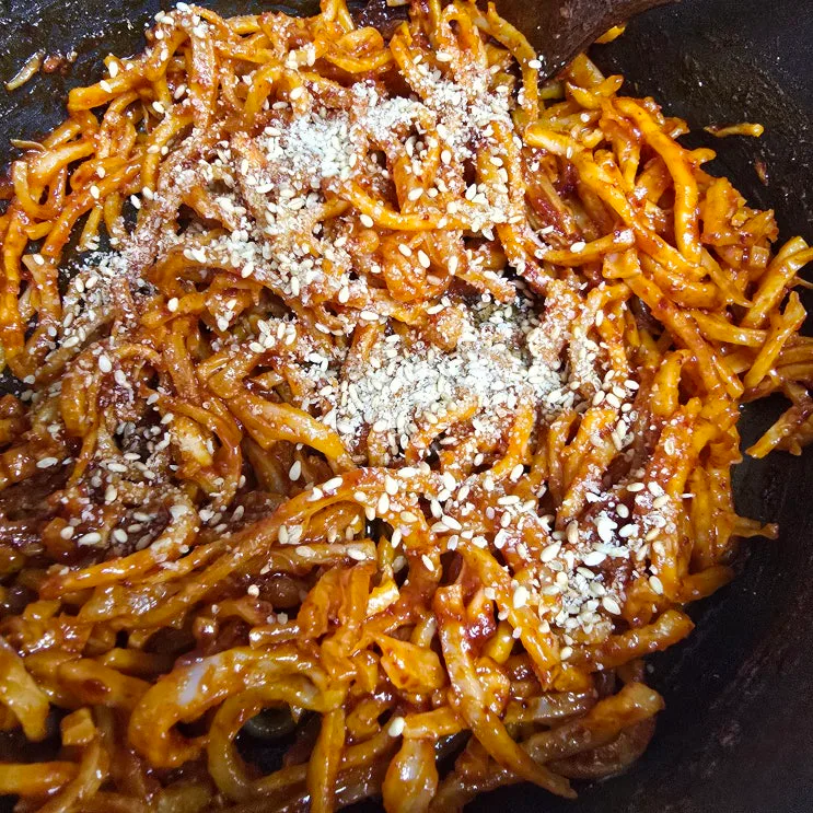 진미채볶음 레시피, 소주 2큰술의 비법 (부드러운 오징어채 볶음)
